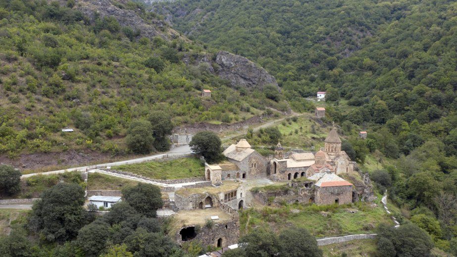 Prezident İlham Əliyev və birinci xanım Mehriban Əliyeva Kəlbəcərdəki Xudavəng monastır kompleksində olublar