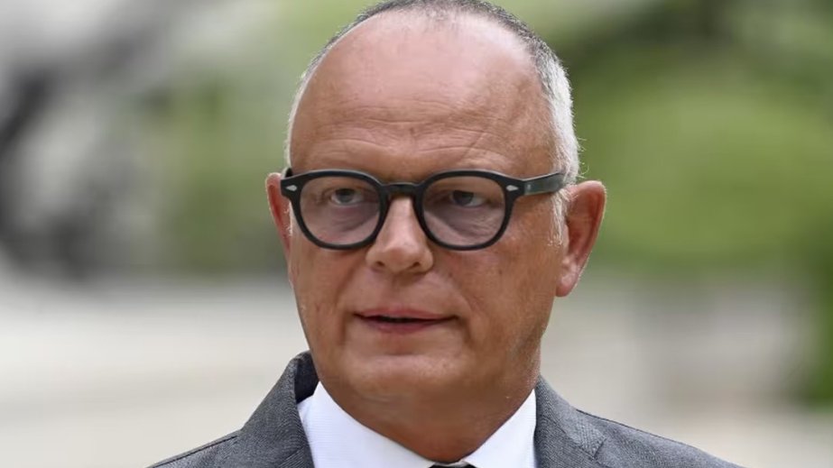 Fransanın Baş naziri növbəti prezident seçkilərində namizəd olacağını açıqlayıb