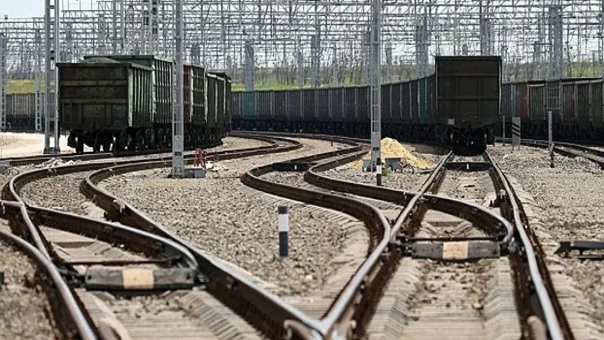 Rusiyada dəmir yolunda partlayış olub, yük qatarı relsdən çıxıb