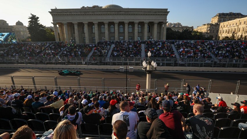 Formula 1 yarışları zamanı azarkeş zonasına gətirilməsi qadağan olunan əşyaların siyahısı açıqlanıb