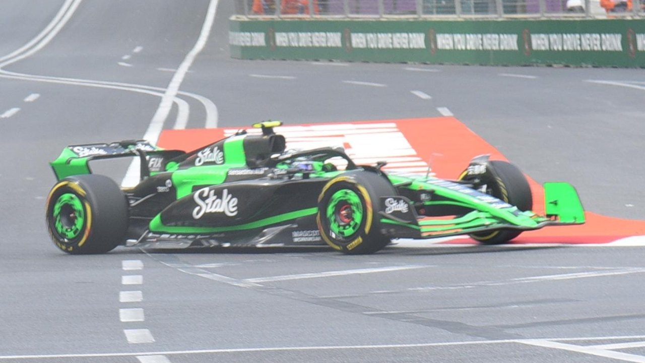 Bakıda Formula 2 komandalarının sıralama turu start götürüb