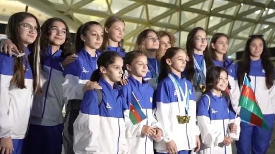 Dünya çempionatının qızıl medalını qazanan gimnastlarımız  Vətənə qayıtdılar