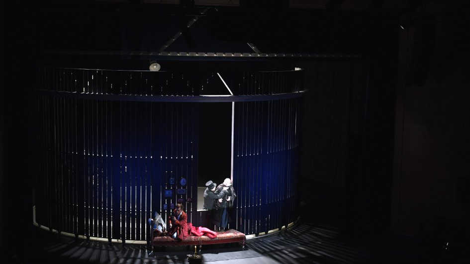 “Evlənmə” tamaşası Azərbaycan Dram Teatrının səhnəsində