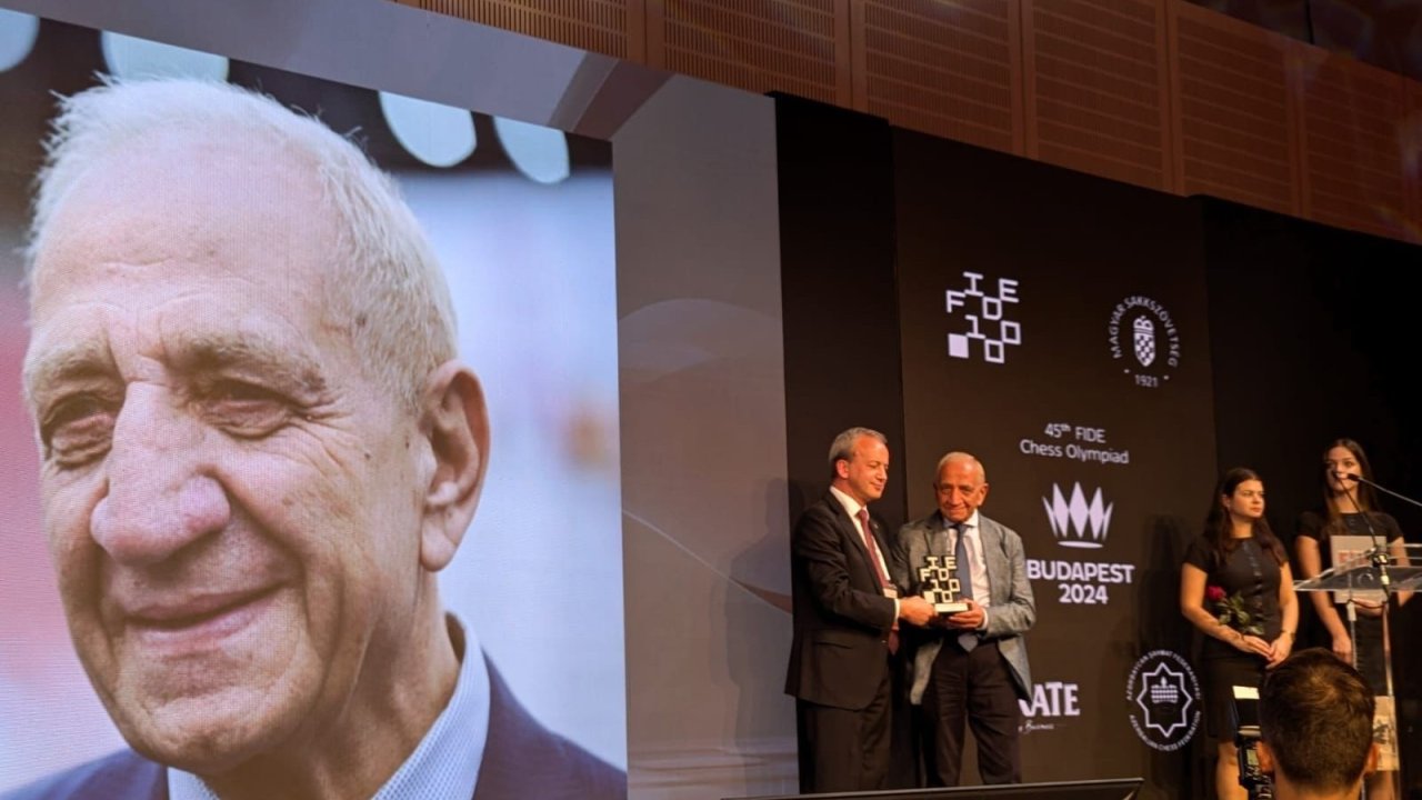 İDMAN: FIDE Faiq Həsənovu xüsusi mükafatla təltif edib