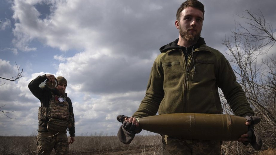 Ukrayna Prezidenti hərbi sahəyə əlavə 12 milyard dollar ayrılması haqqında qanun imzalayıb