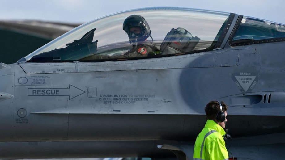 Bayden ukraynalı pilotların hazırlanmasını genişləndirməyi tapşırıb