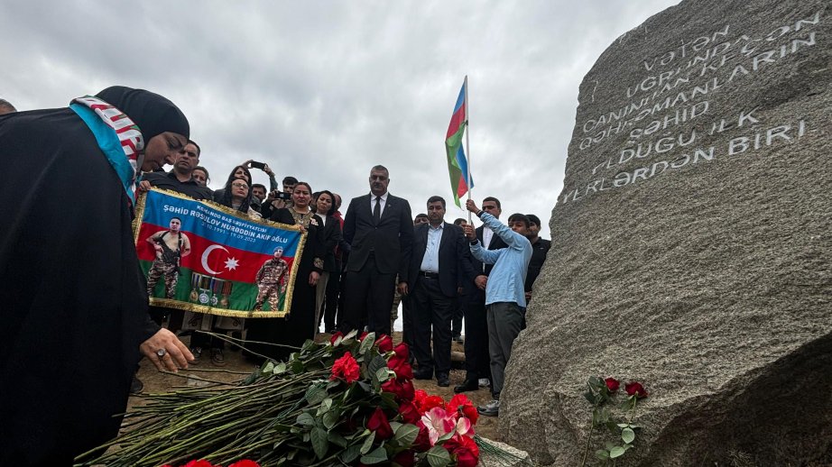 Füzulidə Vətən müharibəsinin ilk şəhidlərinin xatirəsinə ucaldılan abidə ziyarət olunub