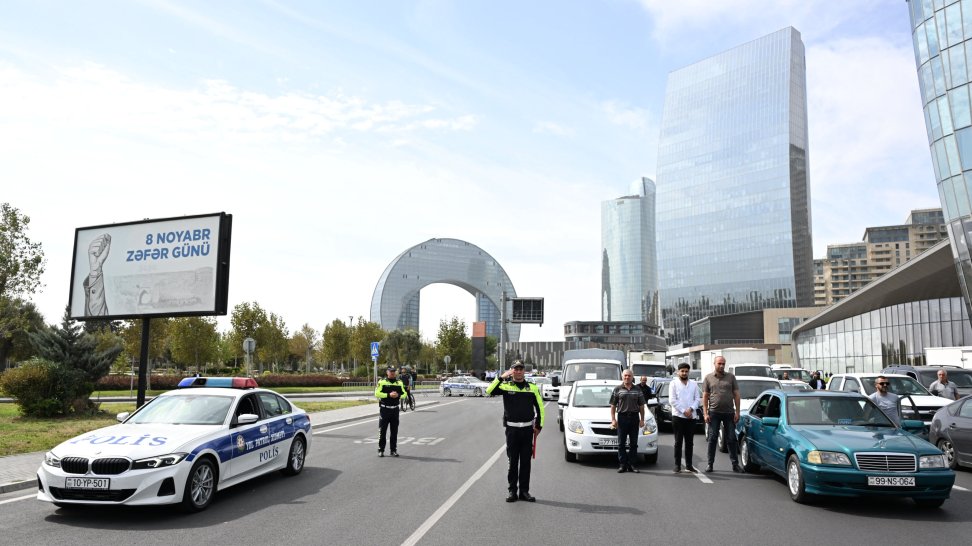 Şəhidlərimizin əziz xatirəsi bir dəqiqəlik sükutla anılıb (VİDEO)