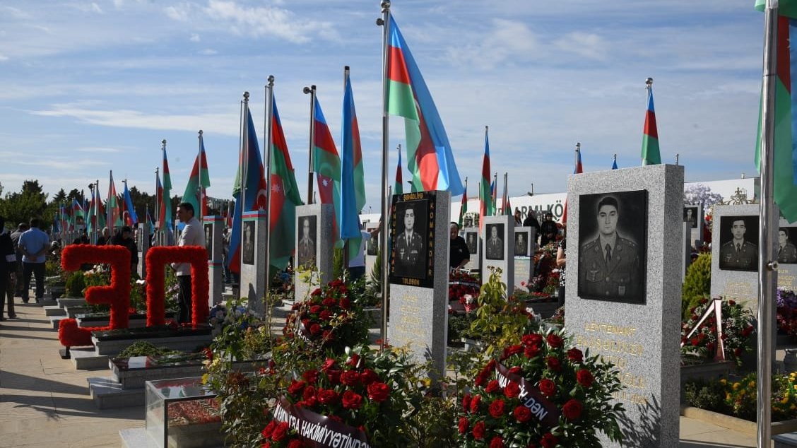 Azərbaycan xalqı qəhrəman şəhidlərini anır (FOTO)