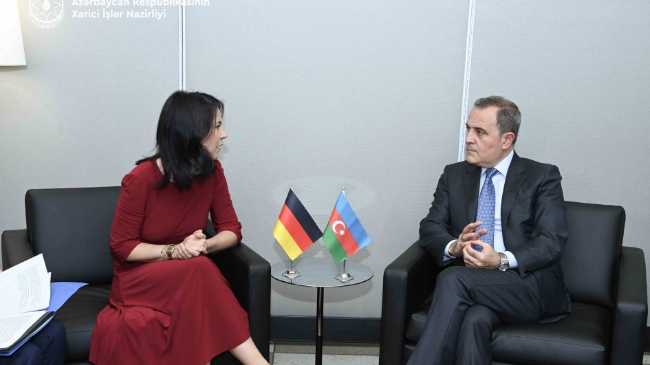 Ceyhun Bayramov almaniyalı həmkarını Ermənistanın silahlanmasının sülhə təhdid yaratması barədə məlumatlandırıb