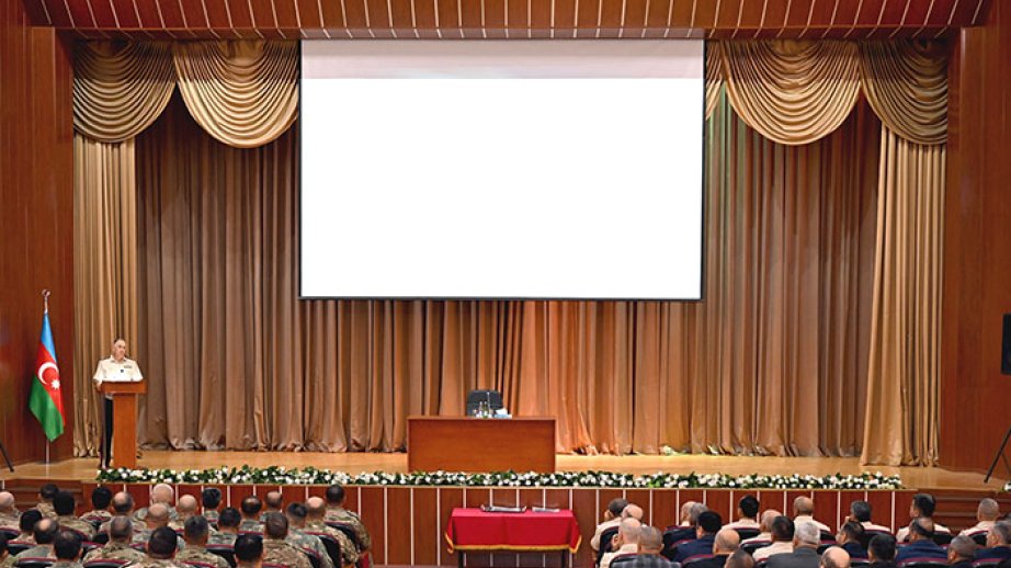 Hərbi İdarəetmə İnstitutunda komandir və rəis heyəti ilə toplanış keçirilib