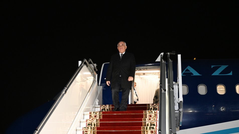 Baş nazir Əli Əsədov Belarusa rəsmi səfərə gedib