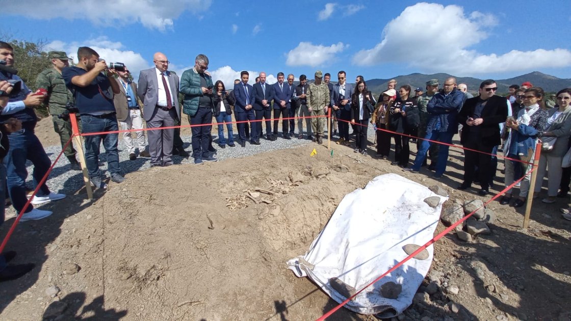 Beynəlxalq konfransın iştirakçıları Ağdərədə aşkarlanmış kütləvi məzarlığa baxış keçiriblər