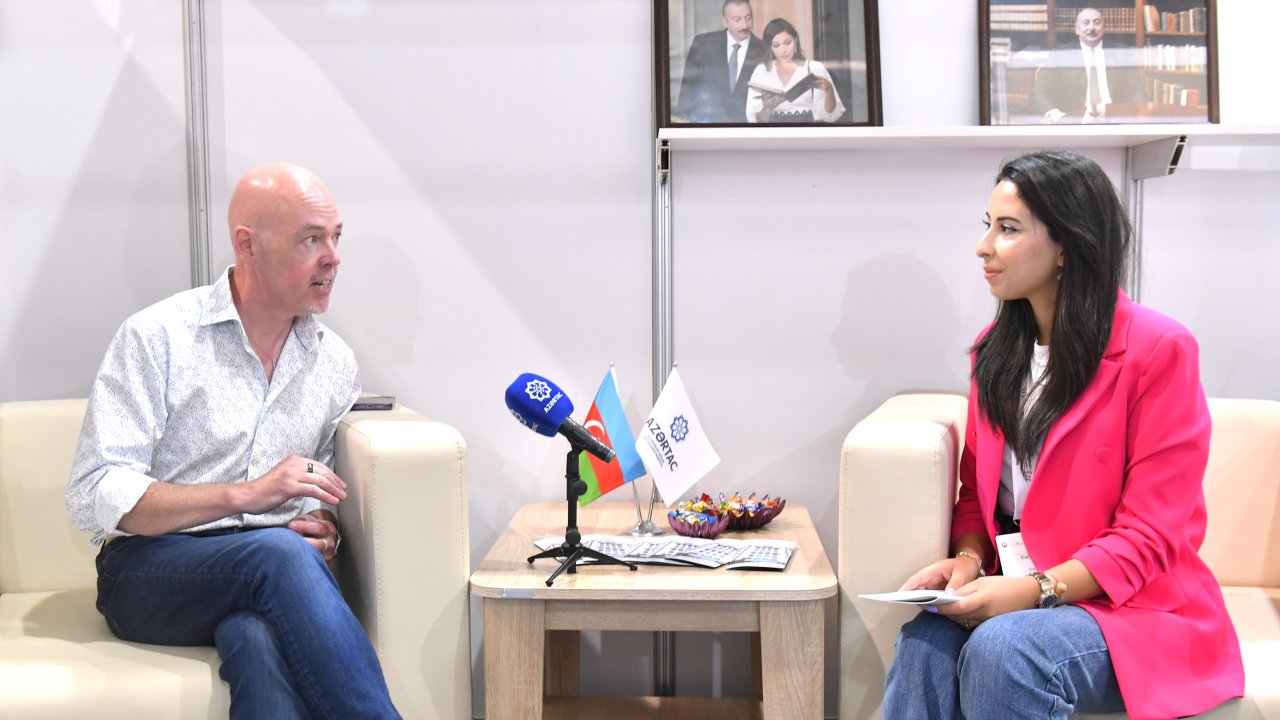 Dünyaşöhrətli irlandiyalı yazıçı Con Boyn AZƏRTAC-ın stendini ziyarət edib