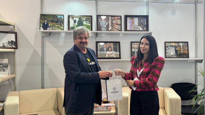 İtaliyalı fotoqraf Ağdamla bağlı kitabını AZƏRTAC-a hədiyyə edib