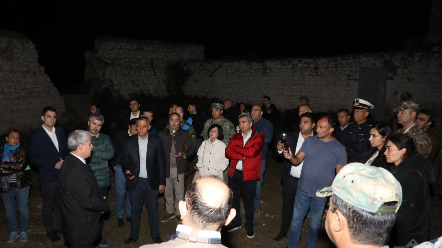 Beynəlxalq konfransın iştirakçıları Şuşa həbsxanasında ötən il aşkarlanan kütləvi məzarlıqda olublar