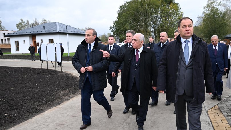 Azərbaycanın Baş naziri Minskin Novaya Okolitsa azmərtəbəli yaşayış massivində olub