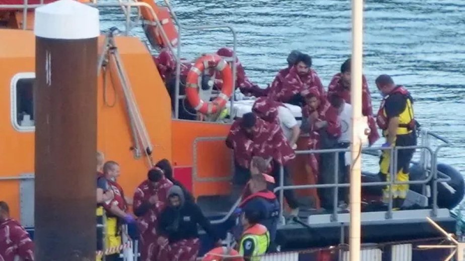 Bir gündə Britaniyaya 973 miqrant qayıqla keçib