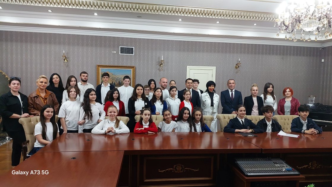 Tbilisidəki “Axali Taoba” məktəbində Azərbaycan, Türkiyə və Gürcüstan dostluğuna həsr olunmuş tədbir keçirilib