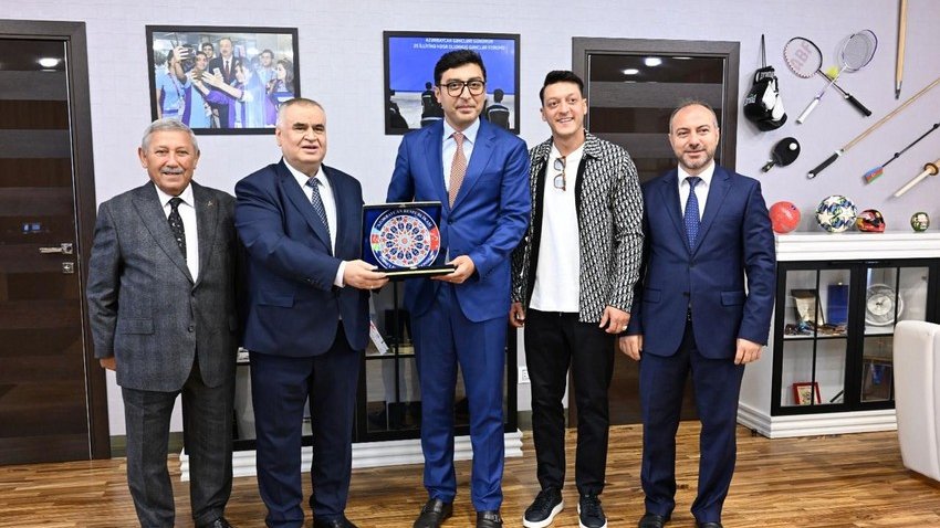 COP29: Fərid Qayıbov Bakıda səfərdə olan Mesut Özili qəbul edib