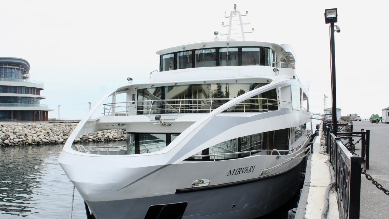 "Mirvari" yenidən dənizə açılır - Bakı bulvarında gəmi gəzintisi bərpa edilir