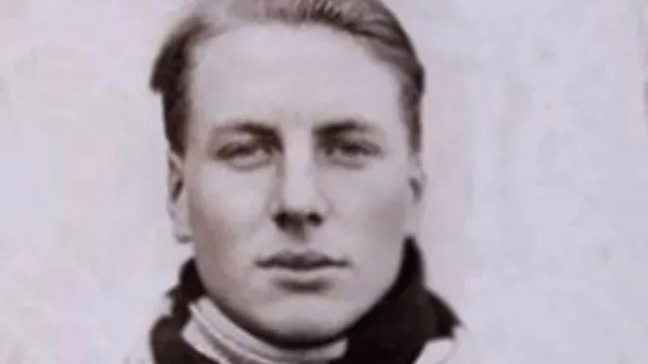 Everest zirvəsinin ətəyində 100 il əvvəl itkin düşmüş alpinistin geyim əşyaları tapılıb