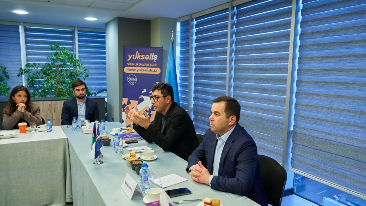 Fərid Qayıbov “Yüksəliş” müsabiqəsinin qalibləri ilə görüşüb