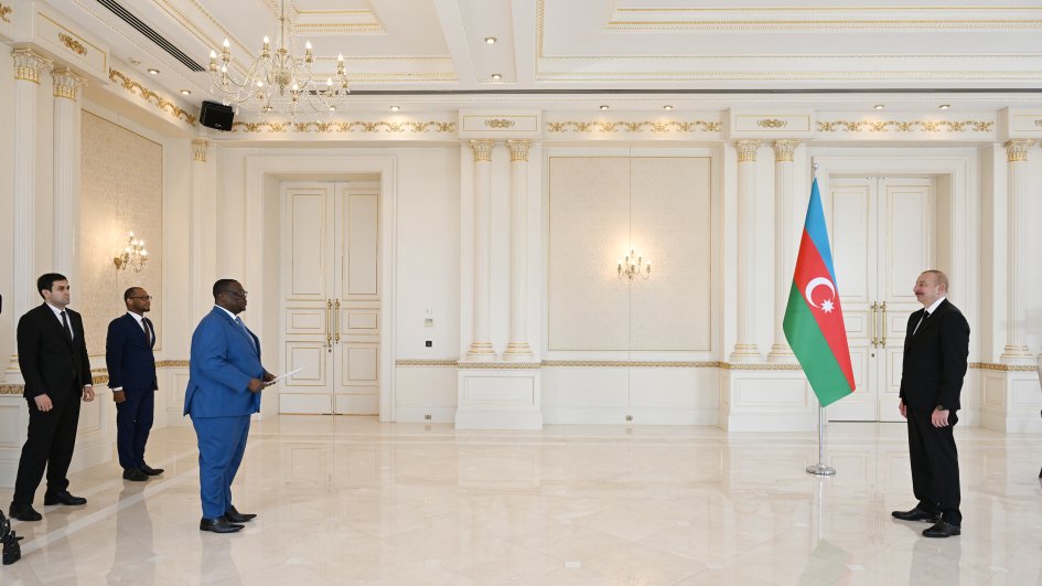 Prezident İlham Əliyev Benin Respublikasının Azərbaycanda yeni təyin olunmuş fövqəladə və səlahiyyətli səfirinin etimadnaməsini qəbul edib YENİLƏNƏCƏK