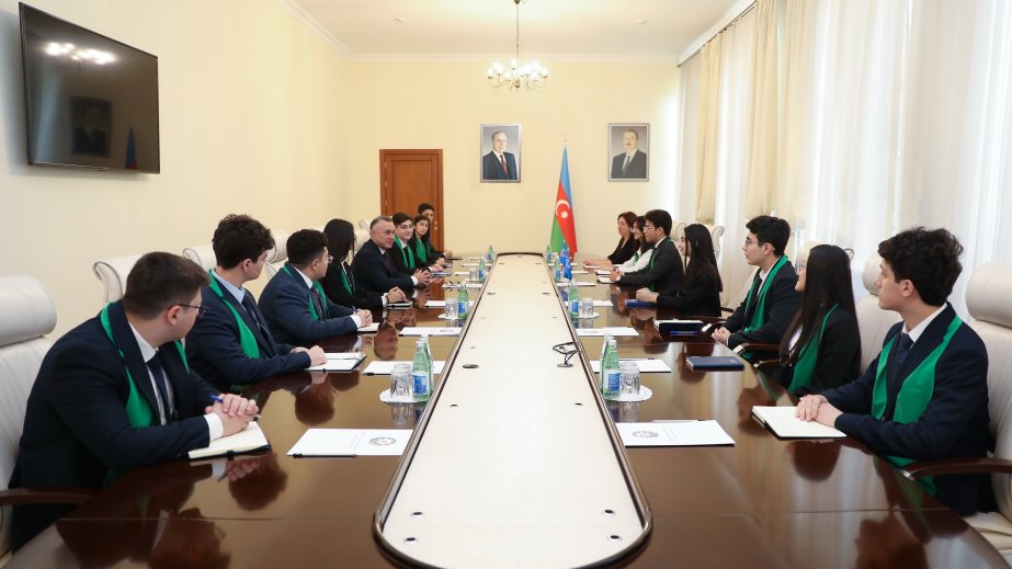 Səhiyyə naziri Uşaqların VI Ümumrespublika Forumunun iştirakçıları ilə görüşüb