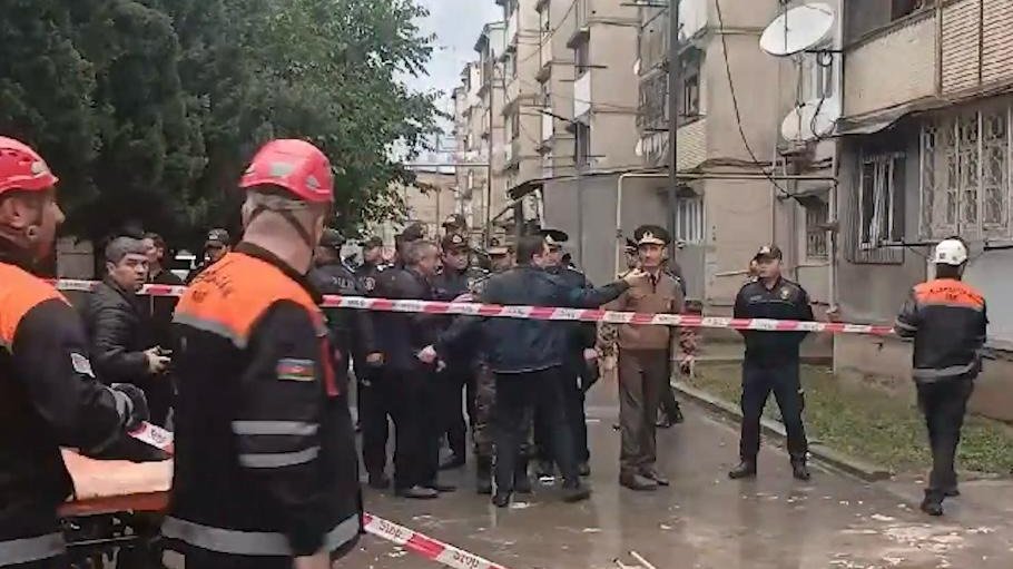 Gəncədə yaşayış binasında partlayış baş verib, iki nəfər ölüb