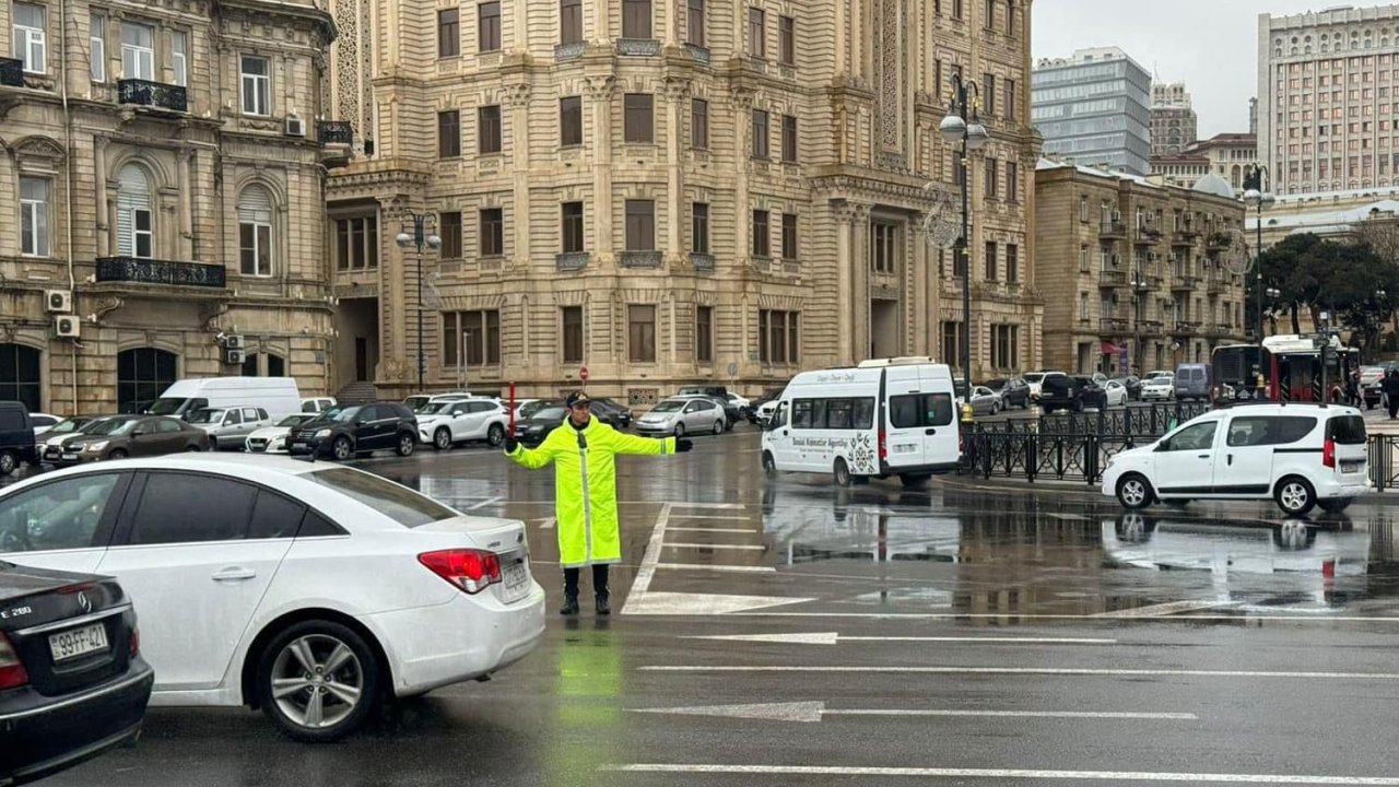 Hava şəraiti ilə əlaqədar paytaxt yollarında hərəkətin tənzimlənməsi istiqamətində tədbirlər görülür