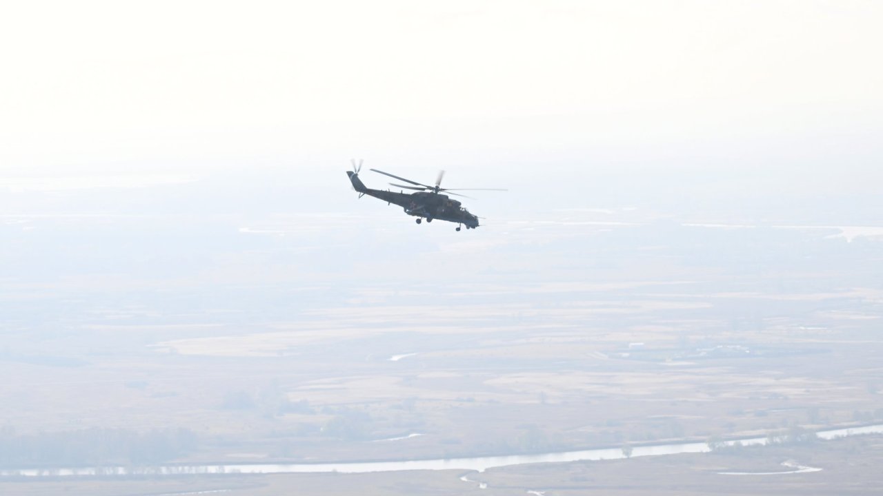 Prezident İlham Əliyevin təyyarəsini Kazana enərkən hərbi helikopterlər müşayiət edib (VİDEO)