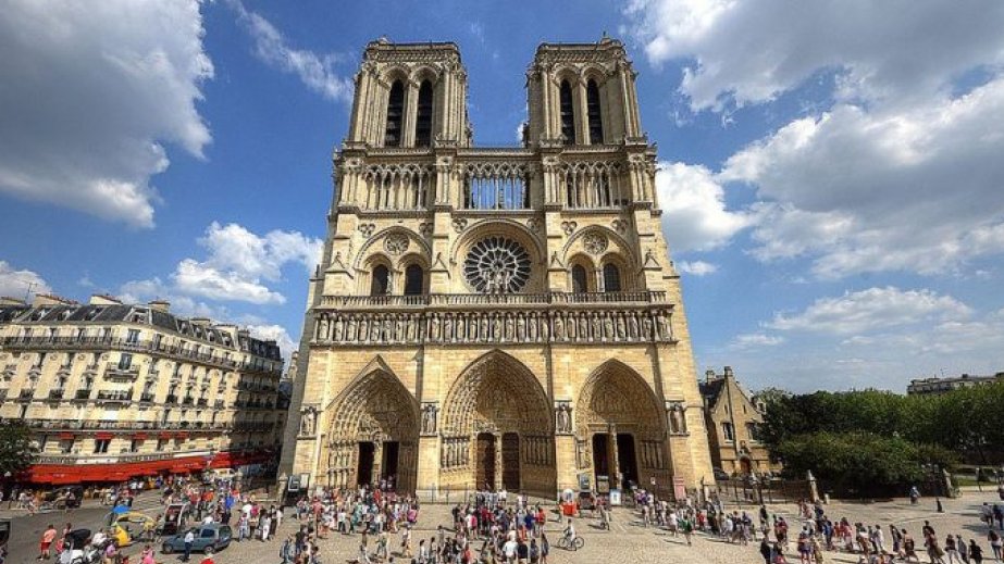 Fransada turistlərin Notr-Dam kilsəsinə girişini ödənişli etmək istəyirlər