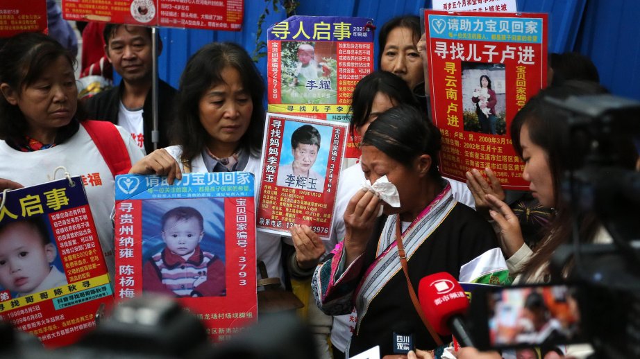 Çində uşaq alveri ilə məşğul olan qadın ölüm cəzasına məhkum edilib