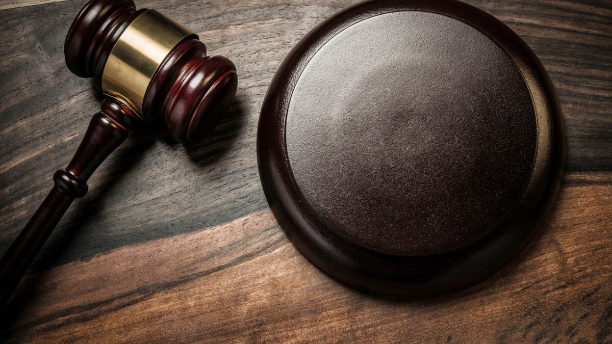 Nazim Quliyev özünü vəkil kimi təqdim edib pul almaqda, ayrı-ayrı şəxslərə qarşı dələduzluqda ittiham olunur