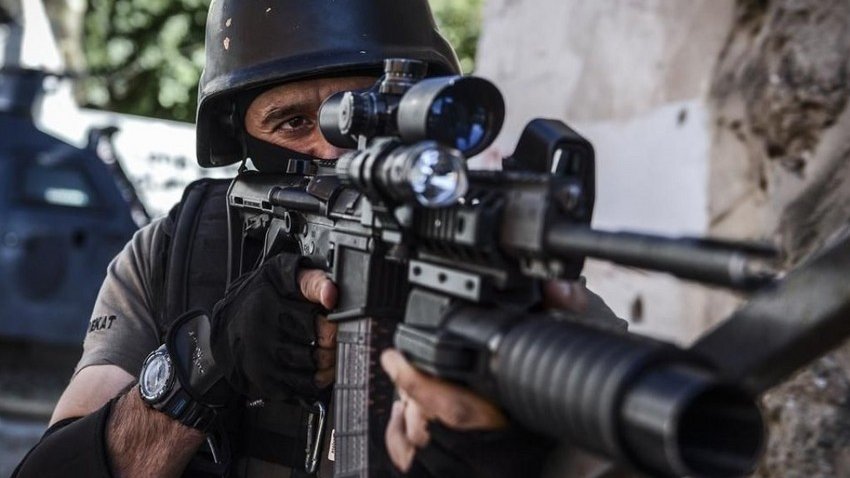 Türkiyədə polislərlə terrorçular arasında atışma olub, qırmızı bülletenlə axtarılan PKK üzvü öldürülüb