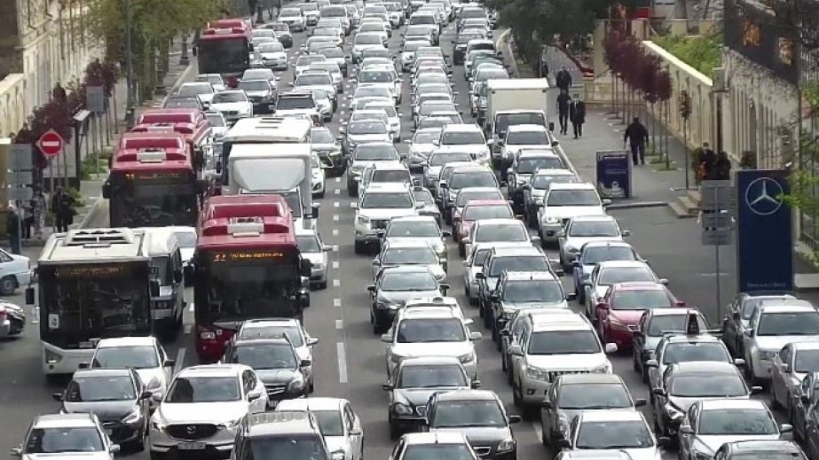 Bu gecə Bakıda bir sıra yollarda avtomobillərin hərəkət istiqaməti dəyişdiriləcək - XƏBƏRDARLIQ