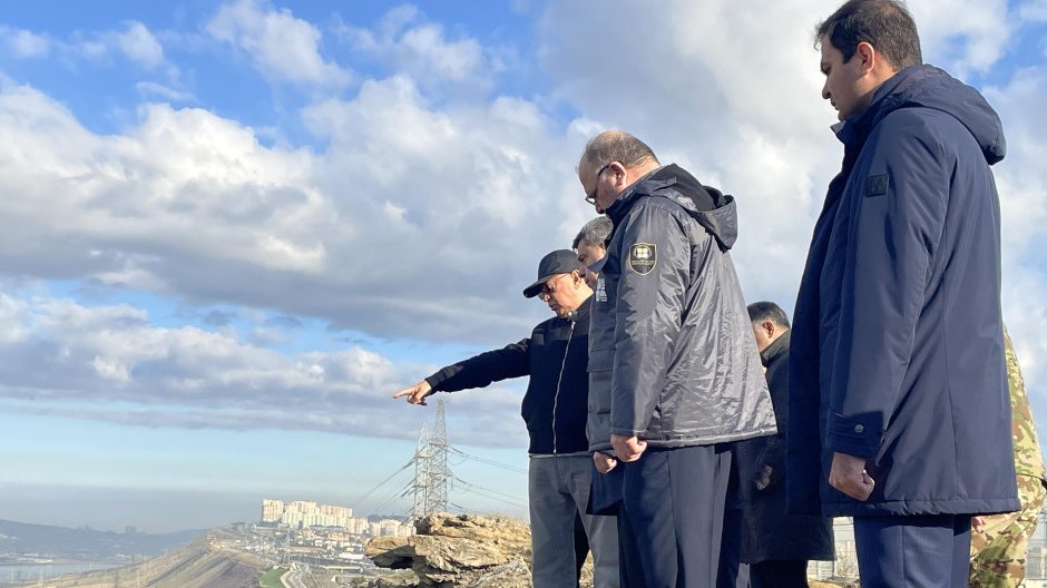Nazir Badamdarda uçqun təhlükəsi olan əraziyə getdi