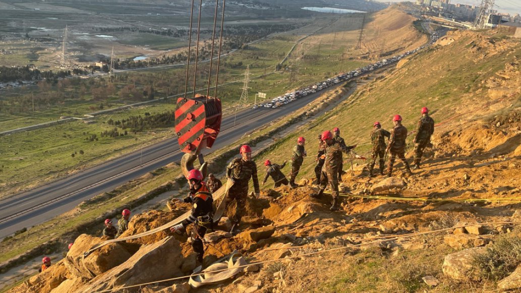 Badamdarda uçqun riski olan qaya parçalarının ərazidən götürülməsi tədbirləri davam etdirilir