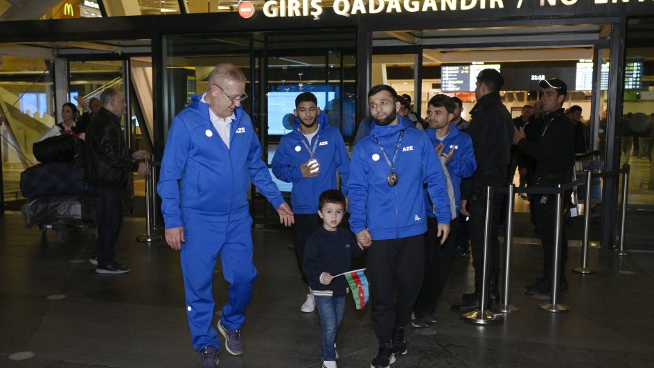 IDMAN: Dünya çempionu olan güləş üzrə Azərbaycan millisi Vətənə dönüb