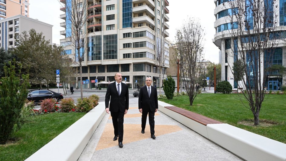 Prezident İlham Əliyev Bakının Nəsimi rayonunda yeni salınan parkda yaradılan şəraitlə tanış olub