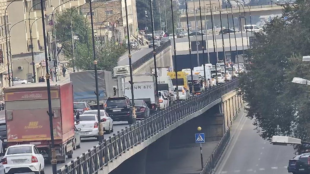 Bakıda tuneldə qəza oldu - Tıxac yarandı