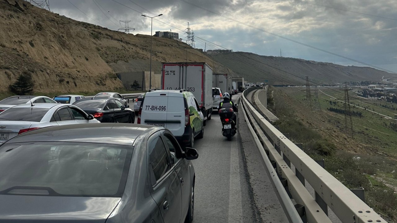 Bakı-Qazax yolunda böyük tıxac yaranıb (FOTO/VİDEO)