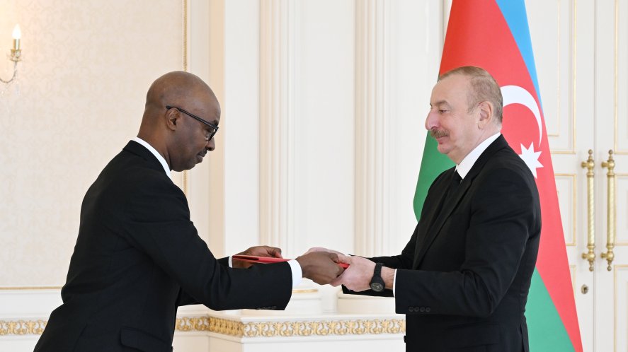 Prezident İlham Əliyev Ruandanın Azərbaycanda yeni təyin olunmuş səfirinin etimadnaməsini qəbul edib   YENİLƏNİB
