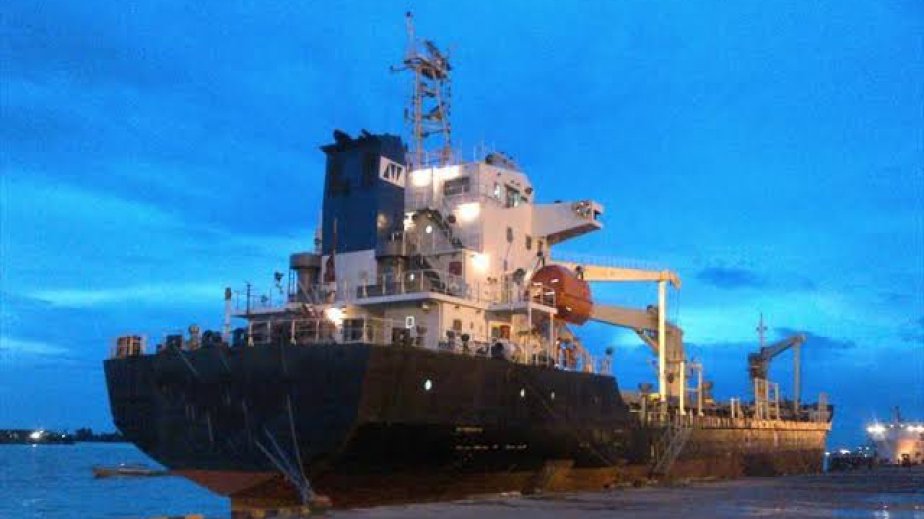 İstanbulda gəmi yanıb, iki nəfər həlak olub