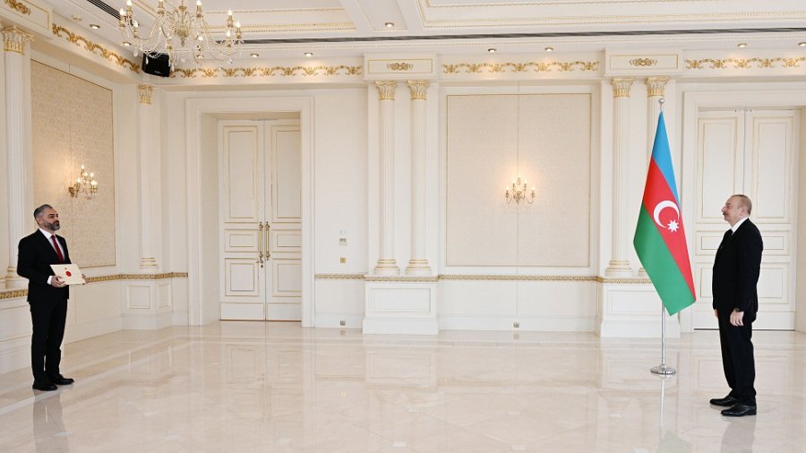 Prezident İlham Əliyev Albaniyanın Azərbaycanda yeni təyin olunmuş səfirinin etimadnaməsini qəbul edib (FOTO)