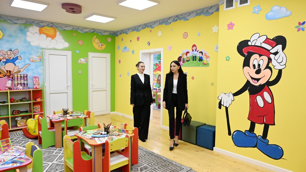 Birinci vitse-prezident Mehriban Əliyeva və ailə üzvləri Bakıda təmirdən sonra istifadəyə verilən uşaq bağçası-körpələr evində yaradılan şəraitlə tanış olublar