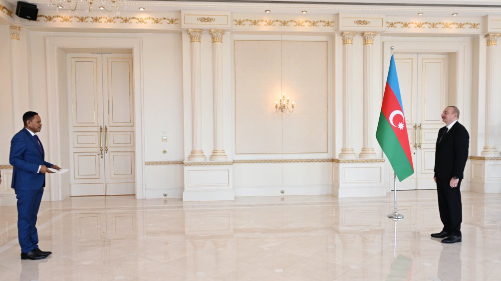Prezident İlham Əliyev Konqo Demokratik Respublikasının Azərbaycanda yeni təyin olunmuş səfirinin etimadnaməsini qəbul edib (FOTO)
