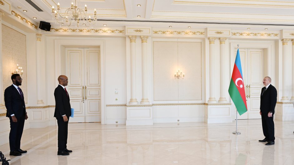 Prezident İlham Əliyev Somalinin Azərbaycanda yeni təyin olunmuş səfirinin etimadnaməsini qəbul edib - YENİLƏNƏCƏK