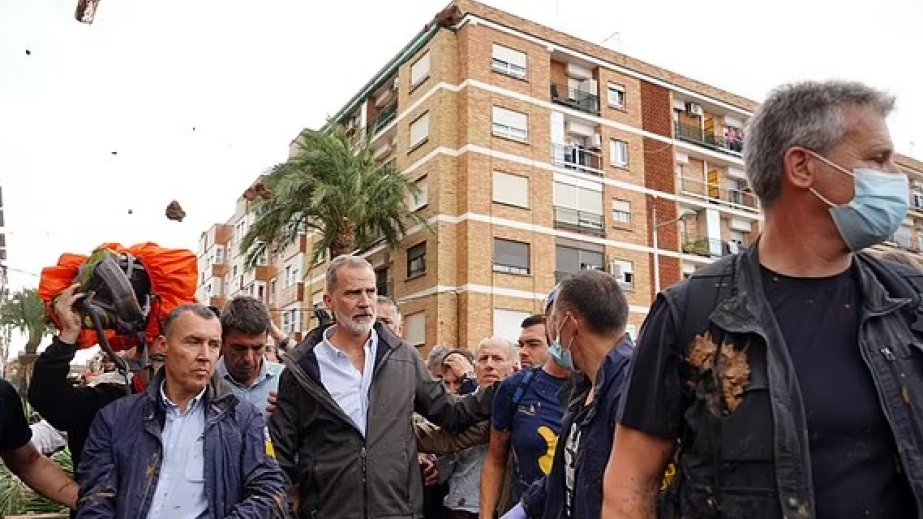 Daşqınlardan zərər çəkən etirazçılar İspaniya Kralına palçıq atıb